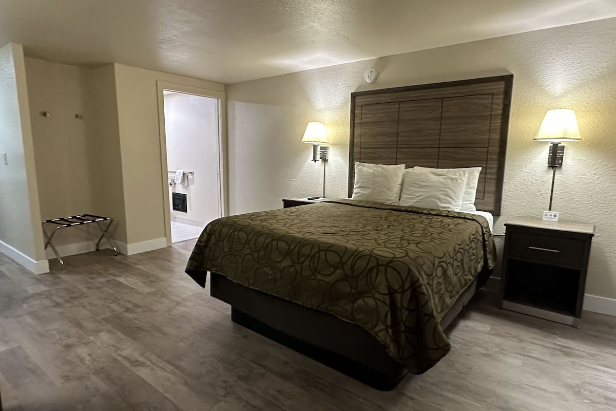 Chambre, 1 grand lit, accessible aux personnes à mobilité réduite, non-fumeurs | Bureau, fer et planche à repasser, Wi-Fi gratuit, draps fournis