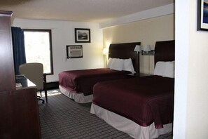 Desk, laptop workspace, blackout curtains, iron/ironing board - Aero Inn (Kalispell)