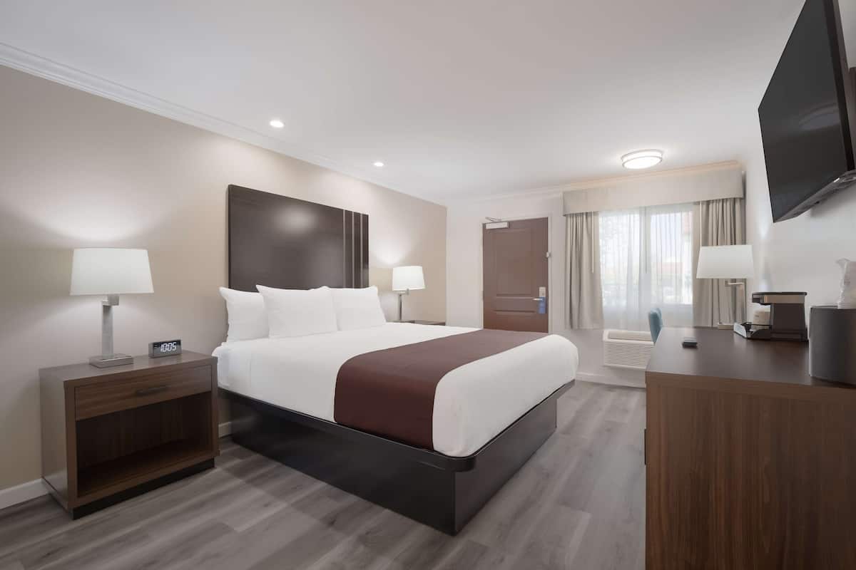 In-room safe, individually furnished, desk, laptop workspace