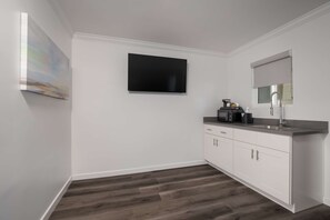 جناح - سرير ملكي - لغير المدخنين - ثلاجة وميكروويف (Separate Living Room;with Sofabed) | خزنة داخل الغرفة وطراز فريد لكل وحدة ومكتب ومساحة عمل للكمبيوتر المحمول