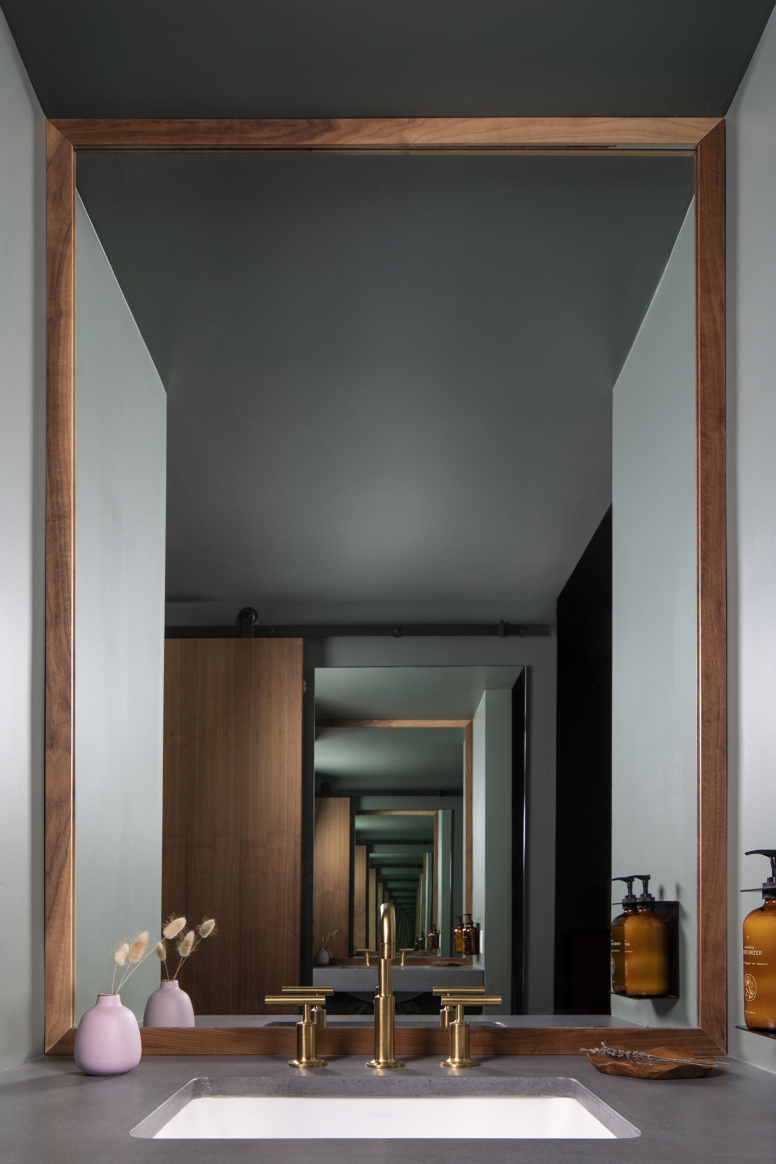 standard room, 1 king bed, lake view | bathroom | shower, free toiletries, hair dryer, bathrobes