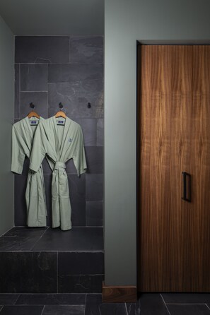 Egyptian cotton sheets, premium bedding, minibar, in-room safe - Hotel Marina Riviera (Big Bear Lake)