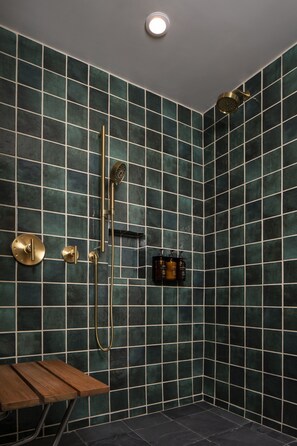 Habitación estándar, 1 cama de matrimonio grande, vistas al lago | Baño | Ducha, artículos de higiene personal gratuitos y secador de pelo