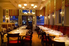 Serveert ontbijt, lunch en diner