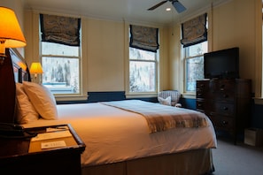 Standardzimmer, 1 King-Bett, Stadtblick (Main Street Rooms) | Hochwertige Bettwaren, Zimmersafe, Bügeleisen/Bügelbrett