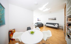 Dom Deluxe Apartment | In-room dining - Dom Hotel Am Römerbrunnen (Cologne)