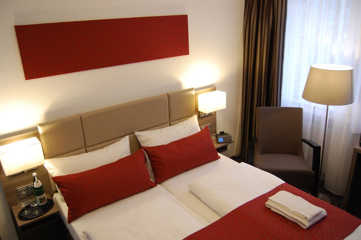 Quarto casal clássico (private external bathroom) | Roupas de cama antialérgicas, cofres nos quartos, escrivaninha