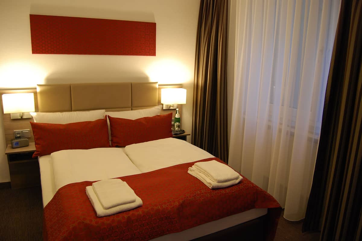 Roupas de cama antialérgicas, cofres nos quartos, escrivaninha