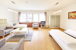 Domspatz City Apartment, view to Kölner Dom, balcony (4min walking distance) | Hypo-allergenic bedding, in-room safe, desk, soundproofing - Dom Hotel Am Römerbrunnen (Cologne)