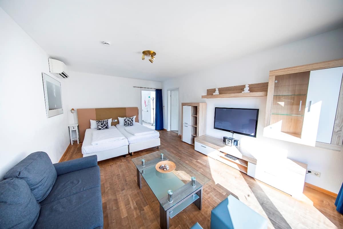 Dom Family-Business-Apartment | Roupas de cama antialérgicas, cofres nos quartos, escrivaninha