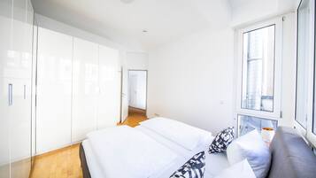 Dom Deluxe Apartment | Hypo-allergenic bedding, in-room safe, desk, soundproofing