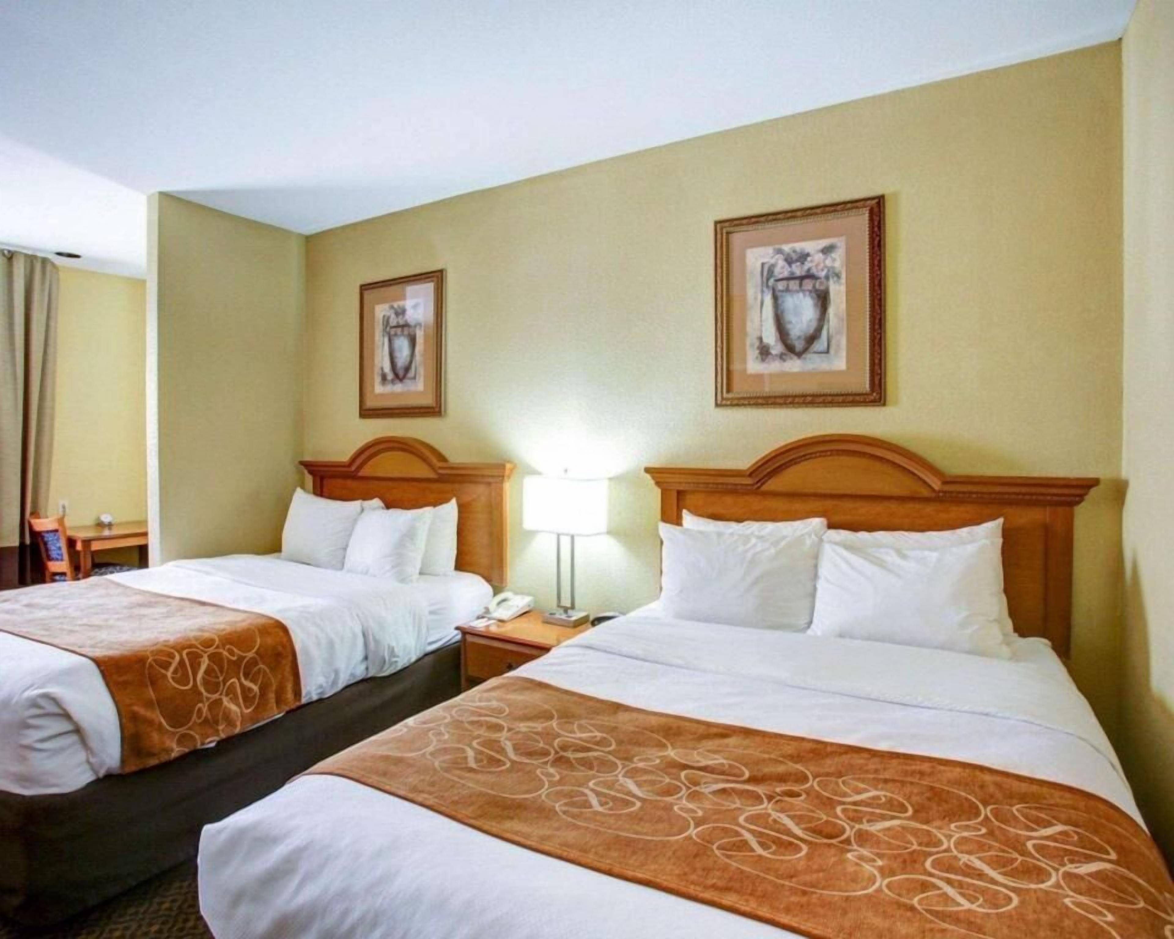 1 kamar tidur, meja kerja, dan setrika/meja setrika