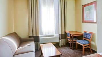 Suite, 2 queensize bedden, niet-roken | 1 slaapkamer, een bureau, een strijkplank/strijkijzer