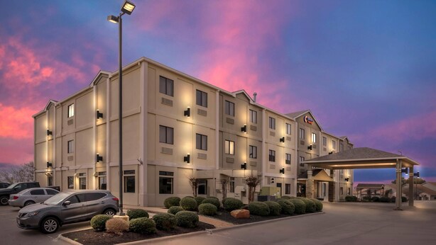 A multi-story hotel with a covered entrance and a parking lot. - Comfort Suites Brenham (Brenham)