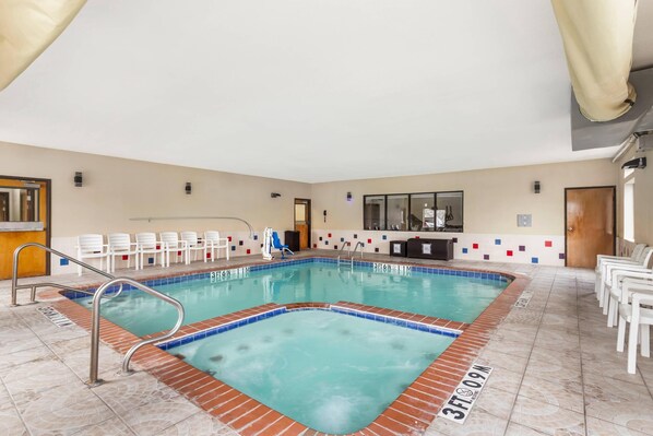 Una piscina con borde de azulejos, un área de descanso con sillas y un mostrador.