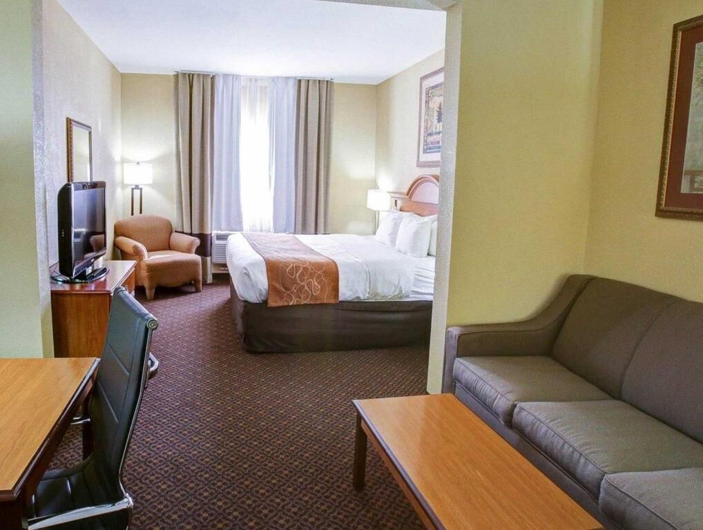 1 kamar tidur, meja kerja, dan setrika/meja setrika