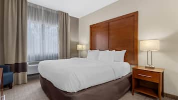 1 habitación, escritorio y tabla de planchar con plancha