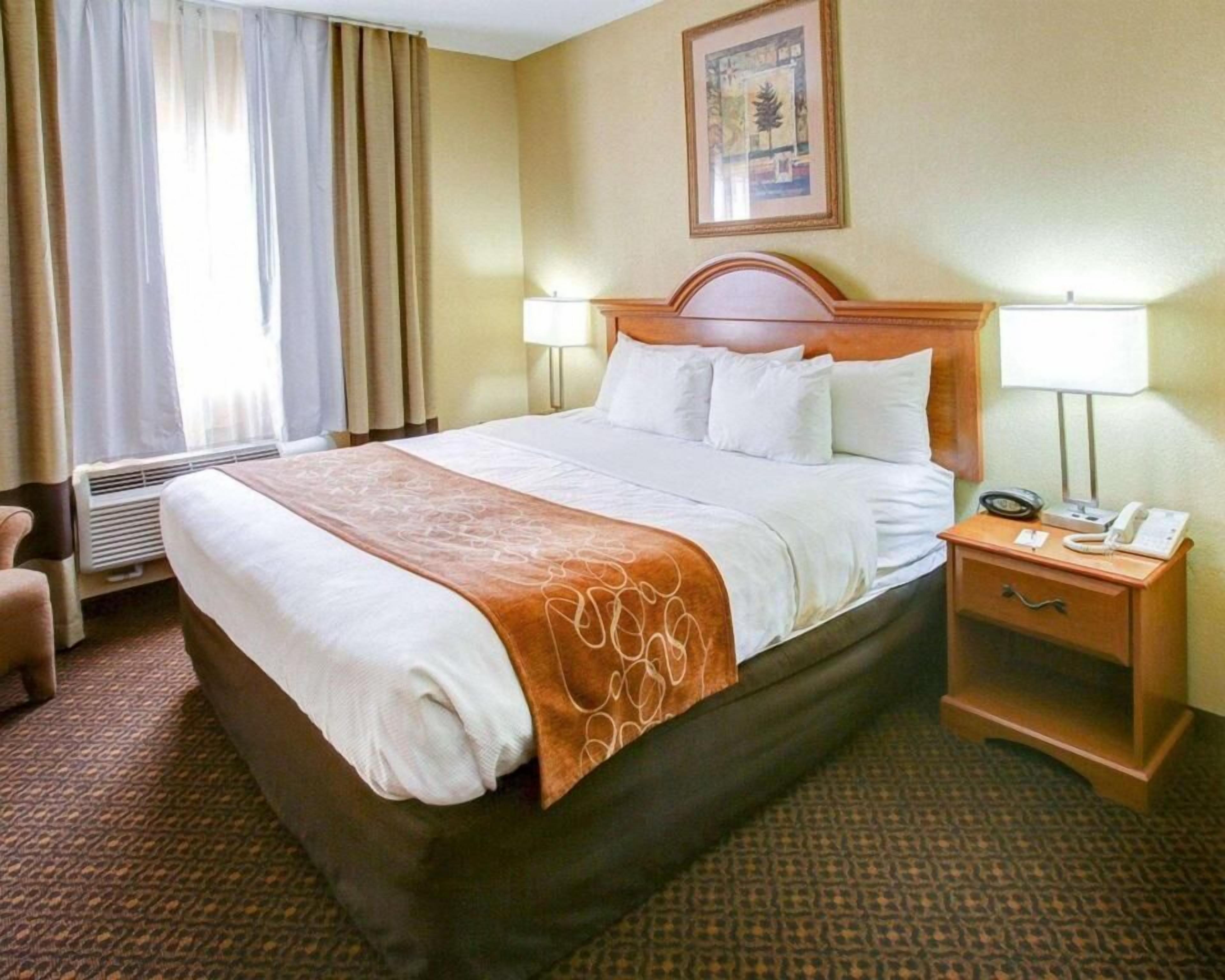 1 kamar tidur, meja kerja, dan setrika/meja setrika