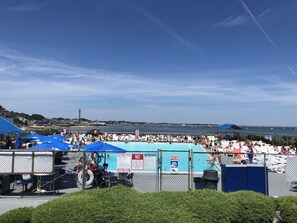 Una piscina al aire libre de temporada