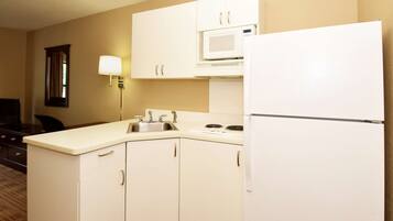 Full-sized fridge, microwave, stovetop, coffee/tea maker