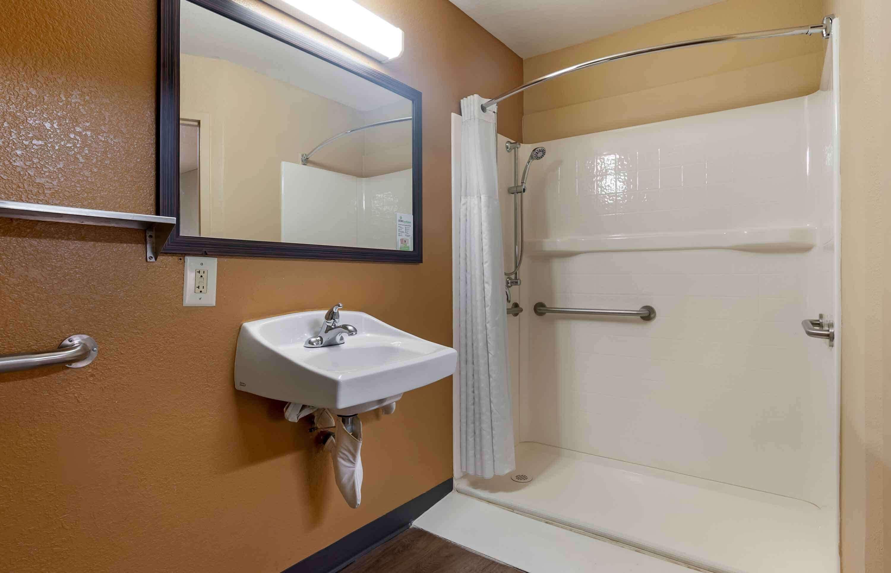 studio, 1 queen bed, accessible, non smoking | bathroom | combined shower/bathtub, free toiletries, hair dryer, towels