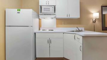 Studio, 1 Queen Bed, Non Smoking | Private kitchen