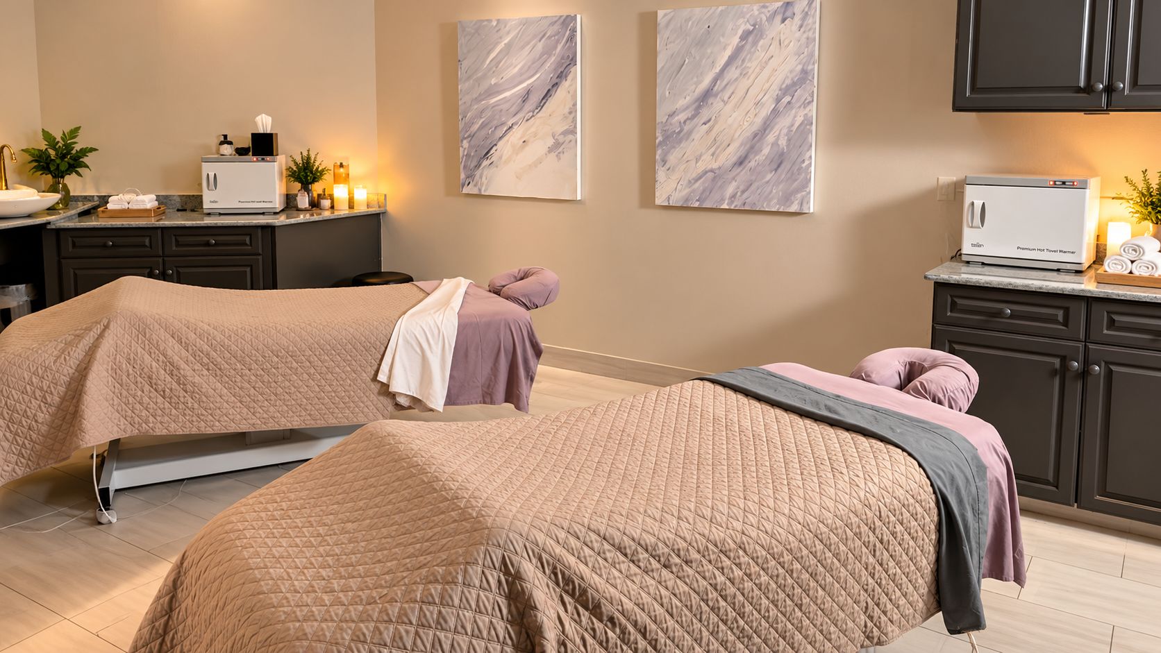 Habitación de hotel con dos camas, un minibar, una silla de masaje y una mesita con artículos de aseo.