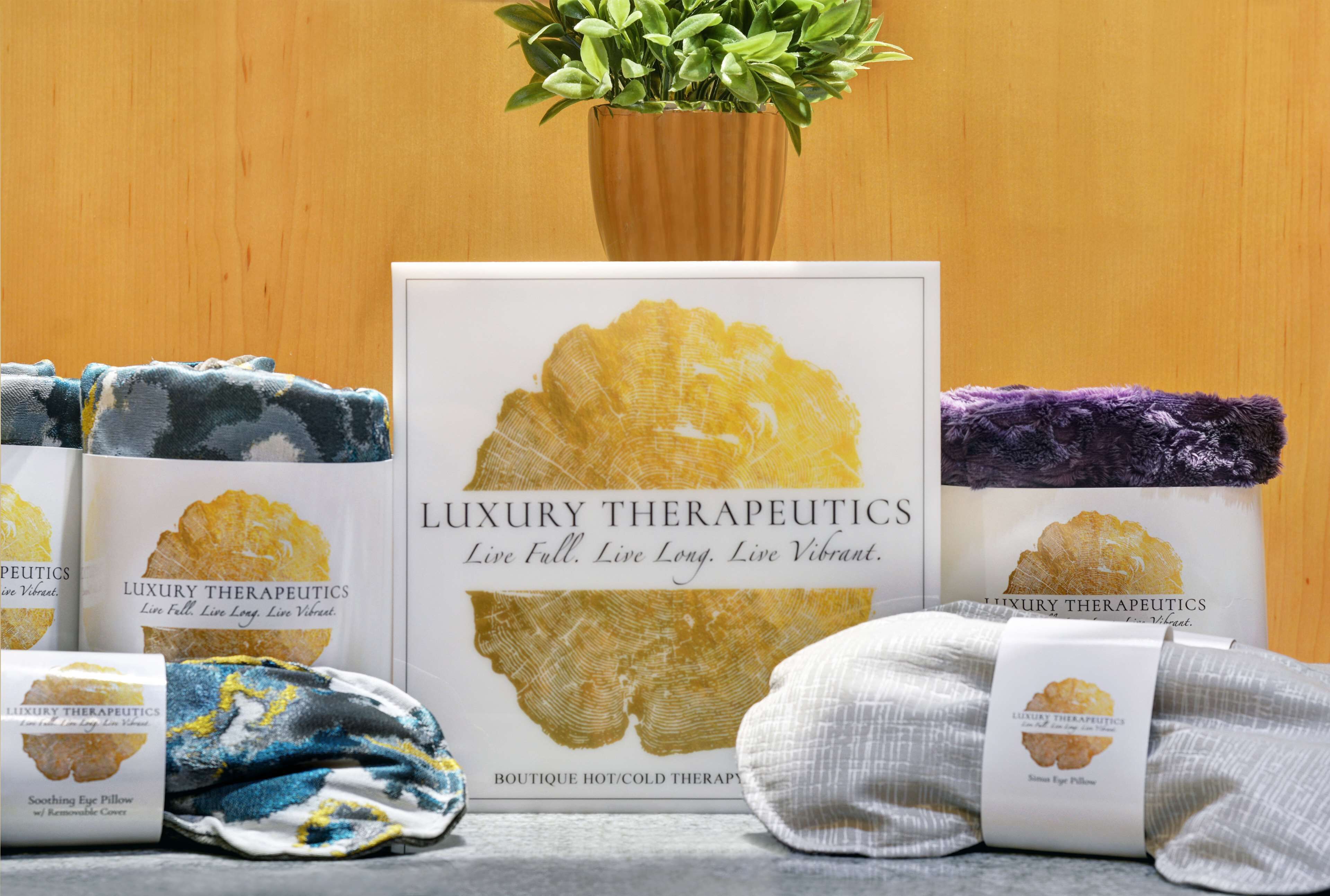 Presentación de productos terapéuticos de lujo, incluyendo almohadillas para los ojos y un folleto.