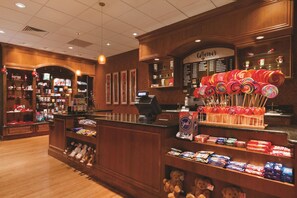 Una exposición de dulces con piruletas y barras de chocolate en una tienda.