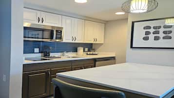 Fridge, microwave, stovetop, dishwasher