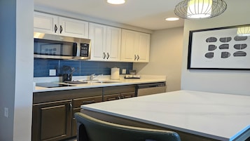 Refrigerador, microondas, placa de cocina, lavavajillas