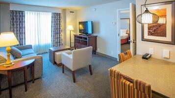 Seprai antialergi, meja kerja, dan setrika/meja setrika