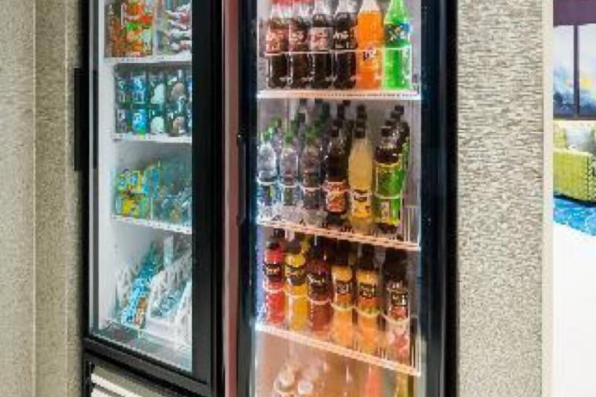 Un distributeur automatique proposant une variété de boissons et d’en-cas.