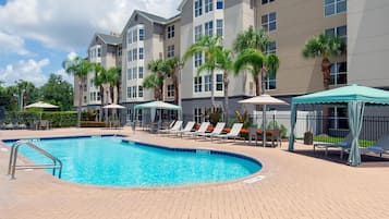 Utendørsbasseng og solsenger