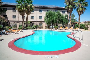 Outdoor pool - Holiday Inn Express & Suites Barstow - Route 66 by IHG (Barstow)
