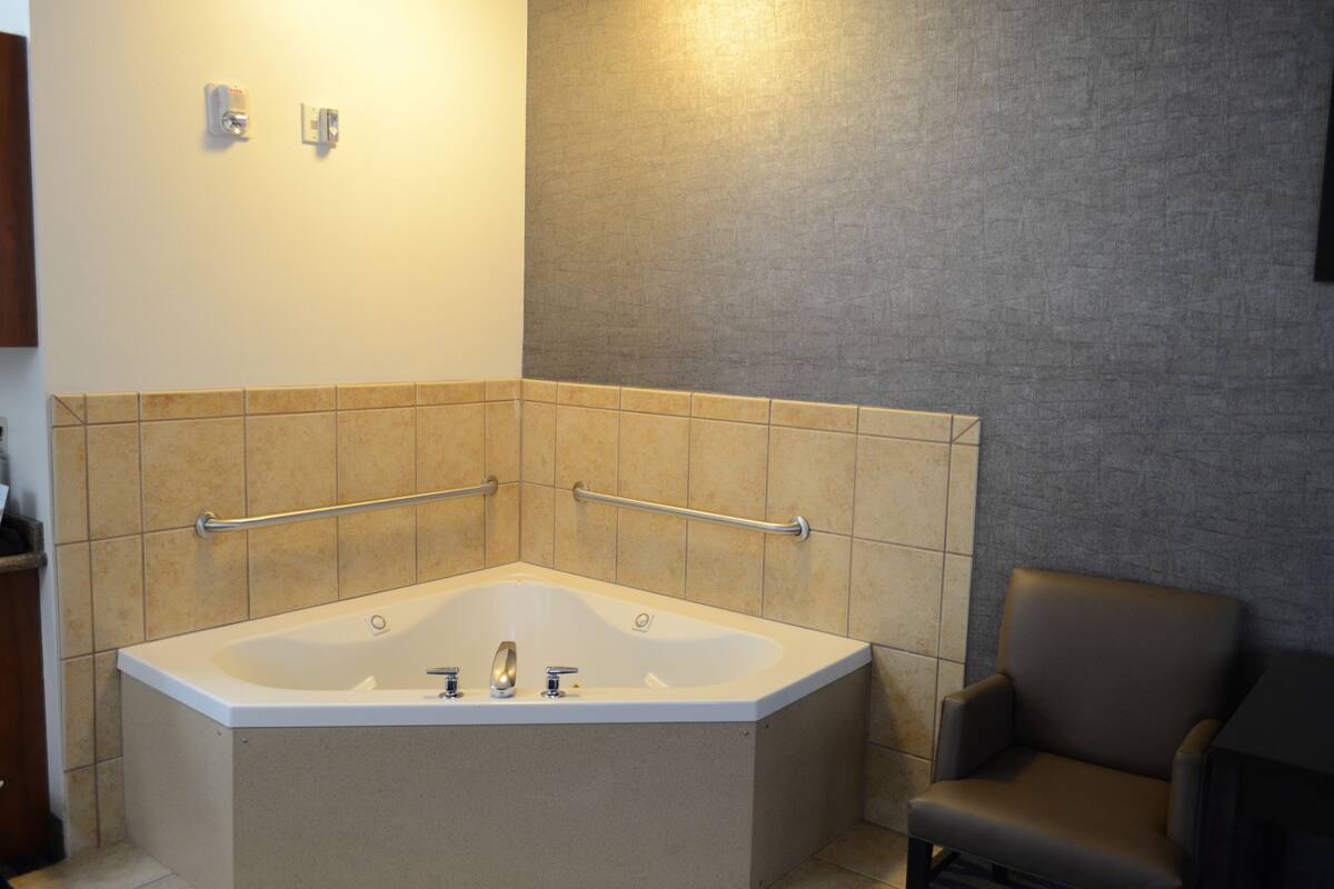 standard room, 1 king bed, accessible bathtub (communications, accessible tub) | in-room safe, desk, blackout curtains, iron/ironing board