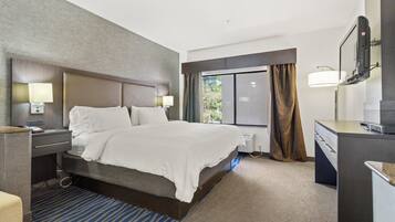 Een kluis op de kamer, een bureau, verduisterende gordijnen