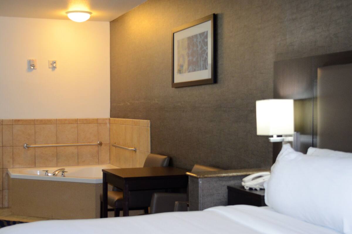 Standard Room, 1 King Bed, Accessible (Communications, Accessible Tub) | In-room safe, desk, blackout drapes, iron/ironing board