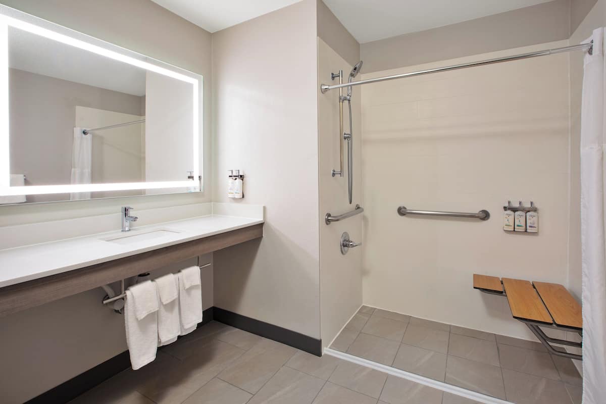 Chambre Standard, 2 grands lits, accessible aux personnes Ă mobilitĂ© rĂ©duite (Roll-In Shower) | Bureau, rideaux dâobscurcissement, fer et planche Ă repasser