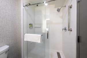 Bañera con ducha, artículos de tocador gratuitos, secador de pelo