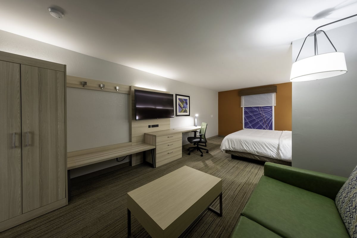 1 bedroom, in-room safe, desk, blackout curtains