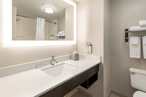 Combined shower/bathtub, free toiletries, hair dryer, towels