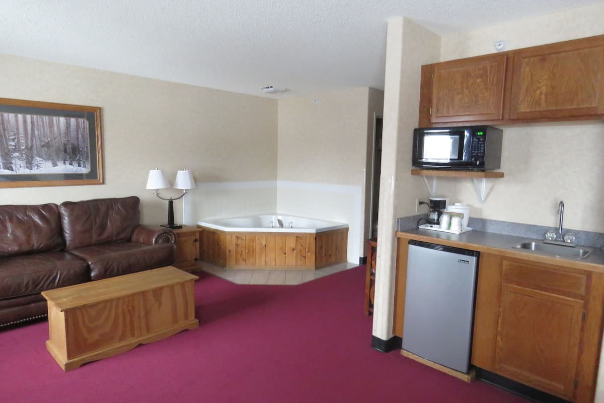 deluxe suite, 1 king bed, jetted tub | 1 bedroom, desk, blackout curtains, iron/ironing board