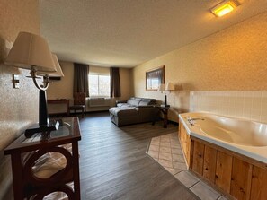 Deluxe Suite, 1 King Bed, Jetted Tub