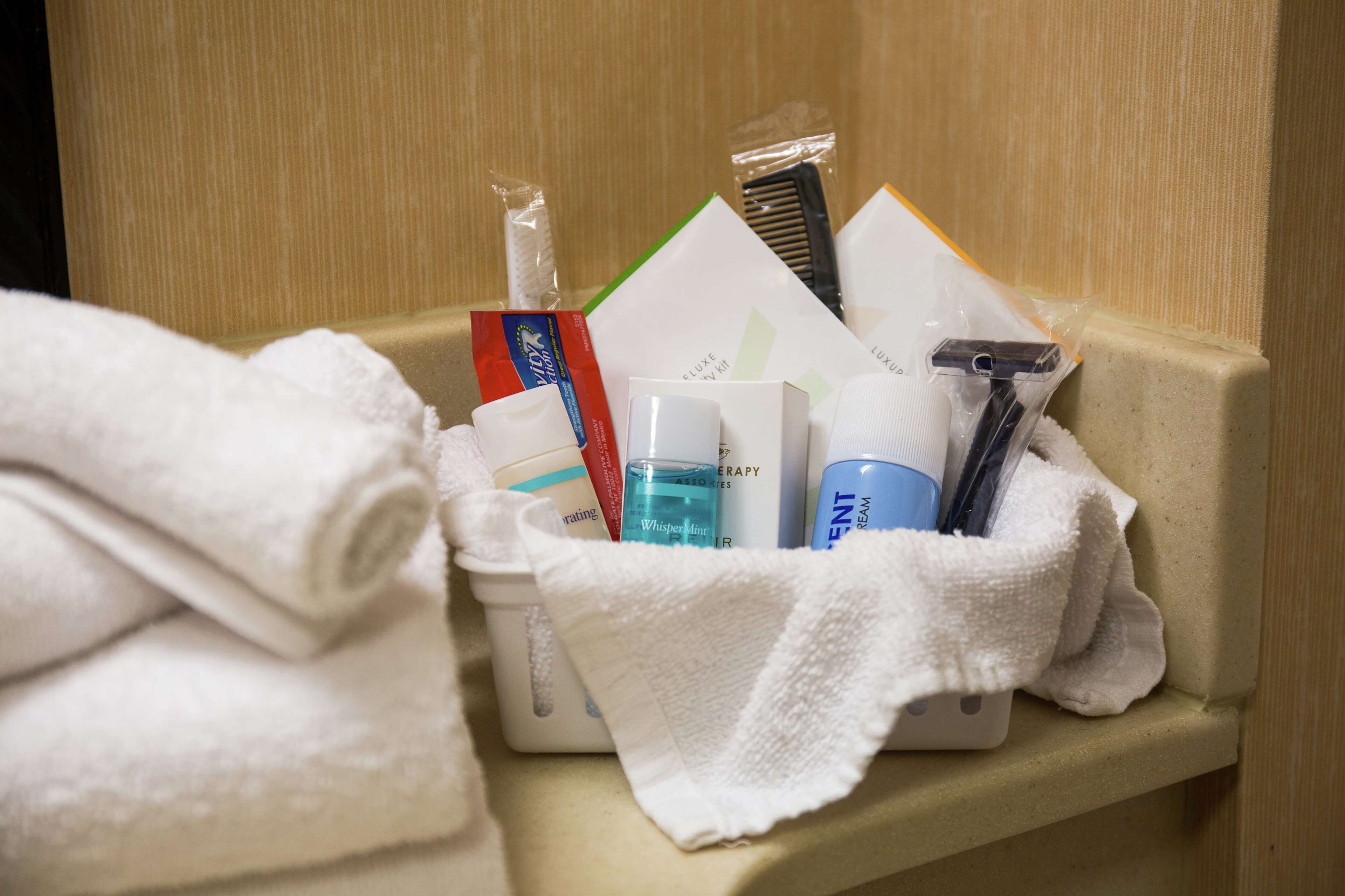 Secador de cabelo, toalhas de banho