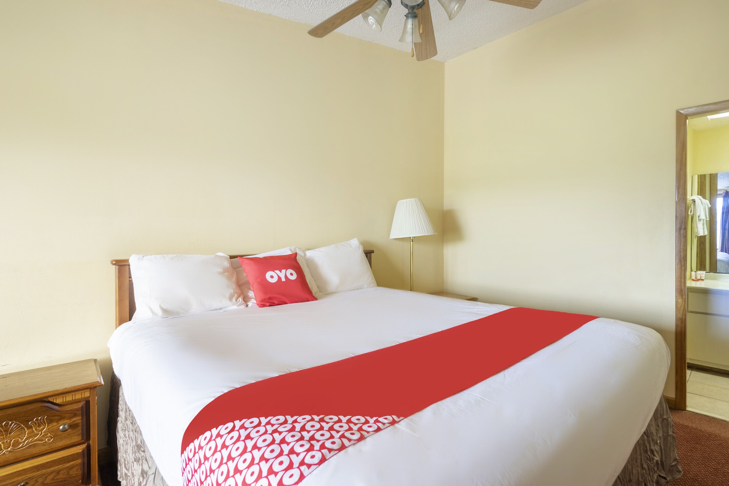 Värdeförvaringsskåp på rummet, skrivbord och strykjärn/strykbräda