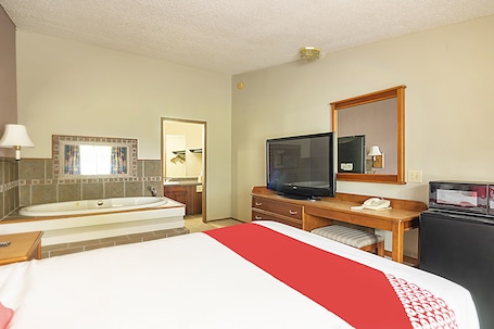 Suíte, 1 quarto | Cofres nos quartos, escrivaninha, ferros/tábuas de passar roupa. OYO Hotel Daleville AL Hwy 84