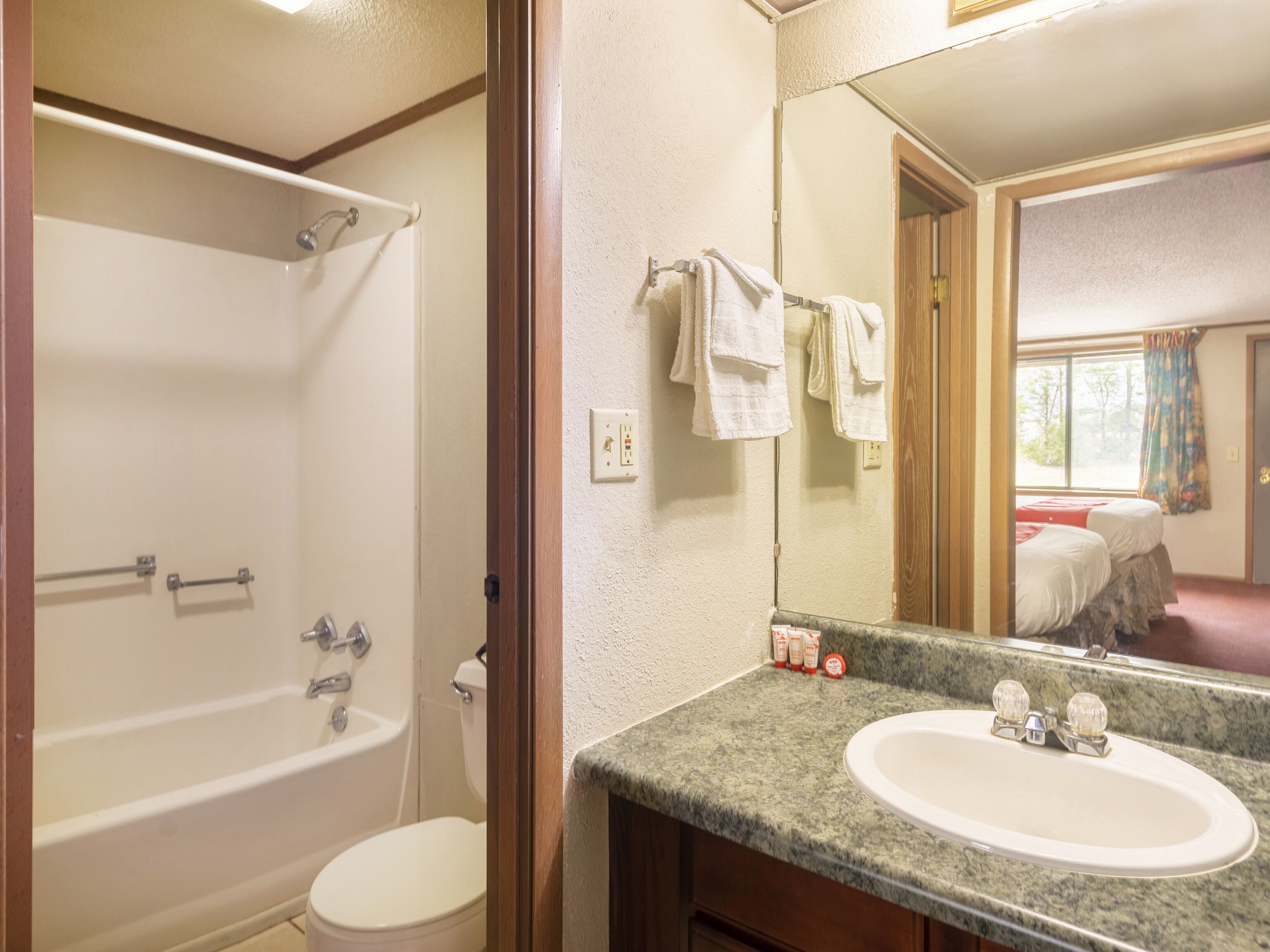 Une salle de bain avec une baignoire, des toilettes et un lavabo.