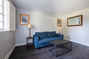 Suite, 1 King Bed, Non Smoking, Courtyard View - French Quarter Suites Hotel (New Orleans)