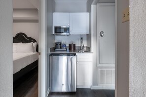 Suite, 2 Bedrooms, Non Smoking, Courtyard View | 1 bedroom, premium bedding, in-room safe, iron/ironing board